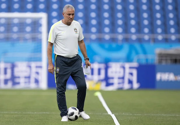 Técnico Tite durante treino da seleção brasileira