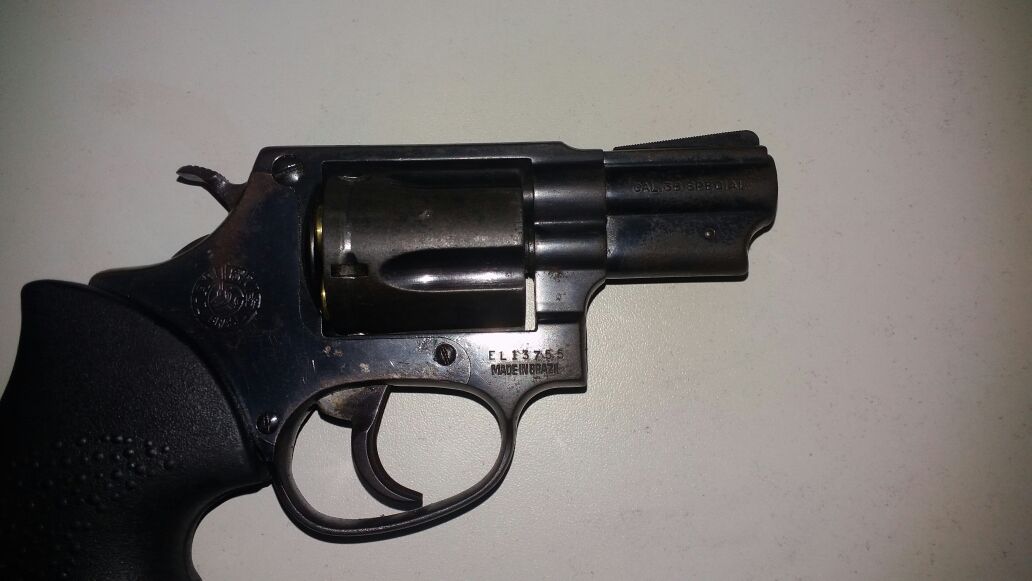 Arma de fogo encontrada com condutor de veículo