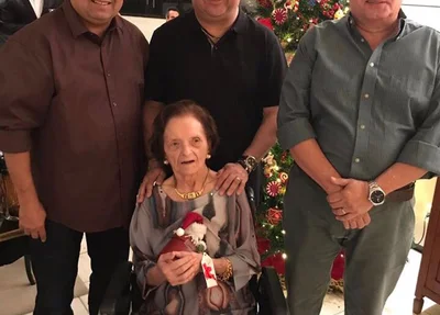 Dona Mazé com seus filhos 