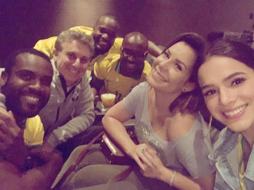 Famosos se reúnem para assistir jogo da seleção brasileira