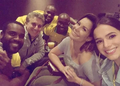 Famosos se reúnem para assistir jogo da seleção brasileira