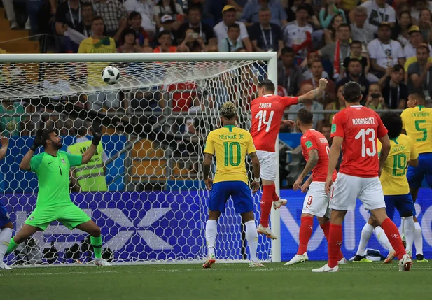 Gol da Suíça durante jogo contra o Brasil pela Copa do Mundo