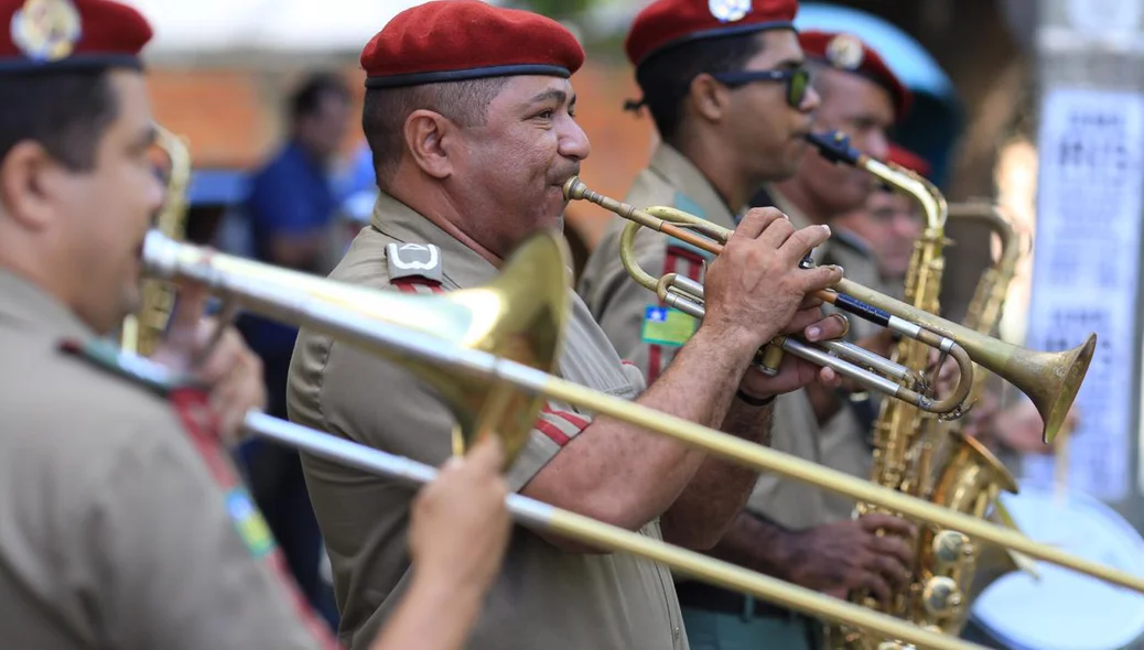 Orquestra toca durante a inauguração da sede do Seid em Teresin