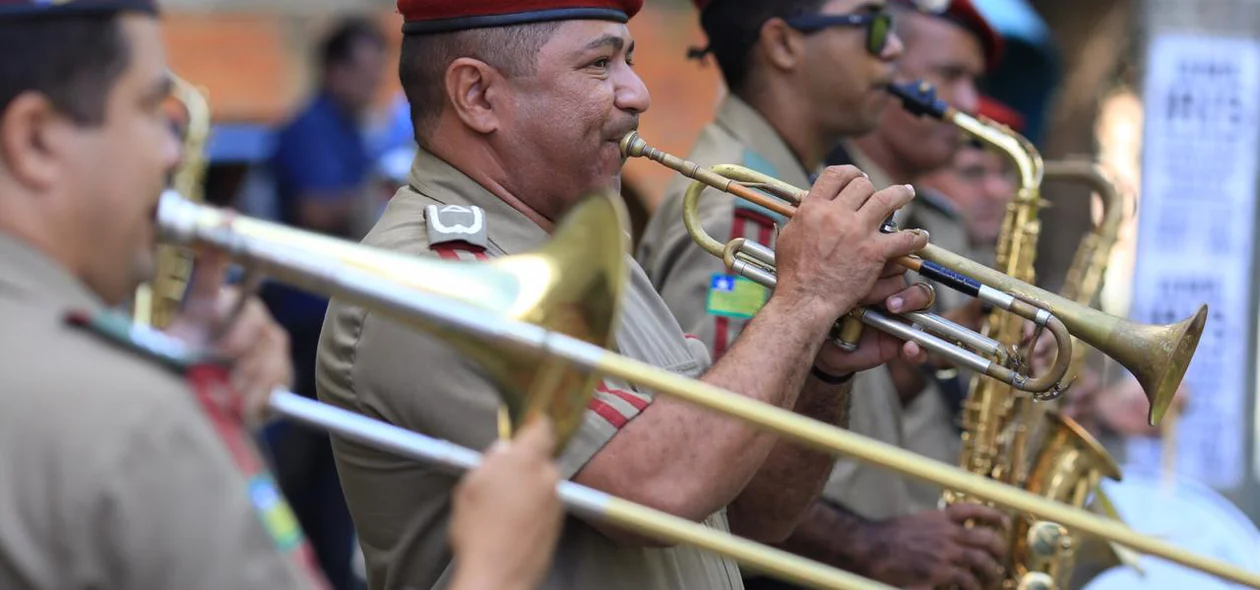 Orquestra toca durante a inauguração da sede do Seid em Teresin