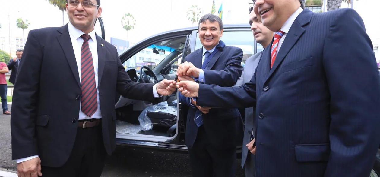 Procurador-Geral do MP Cleandro Moura recebe as chaves de Wellington Dias