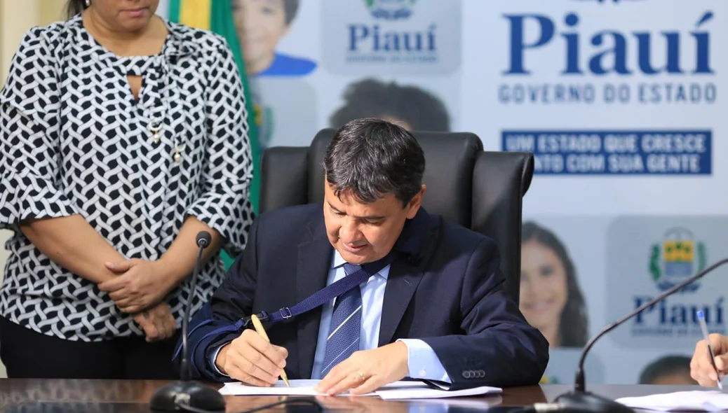 Wellington Dias assina documento