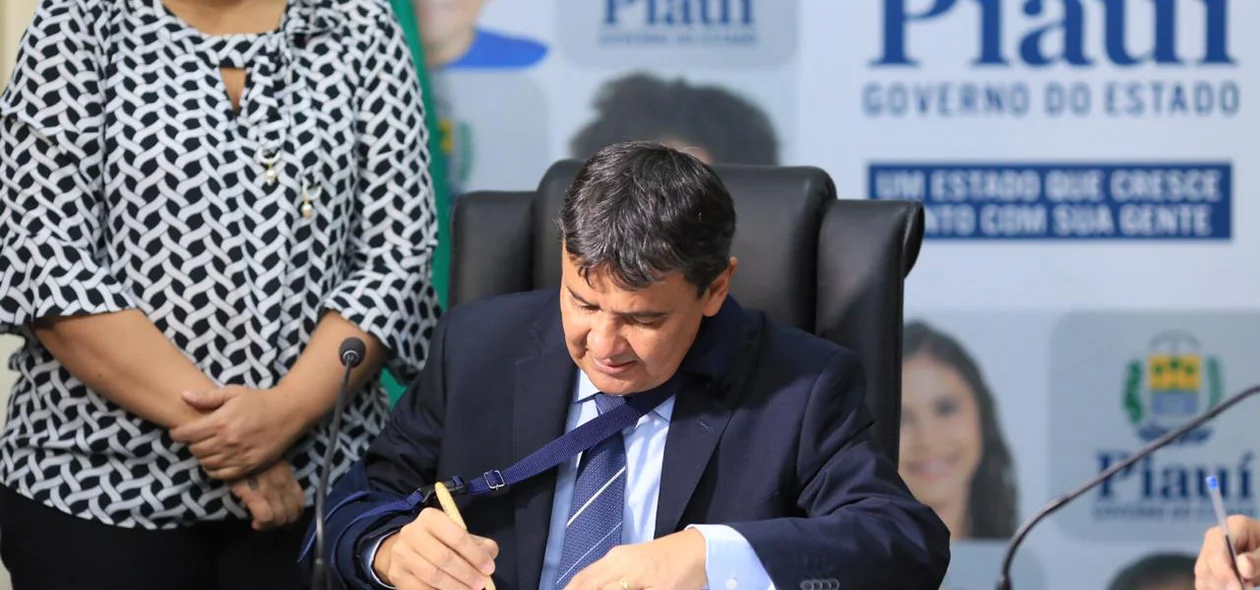 Wellington Dias assina documento