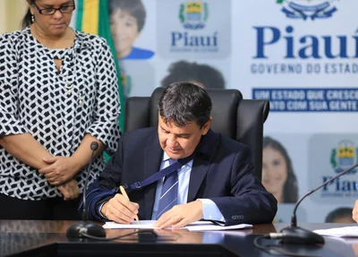 Wellington Dias assina documento