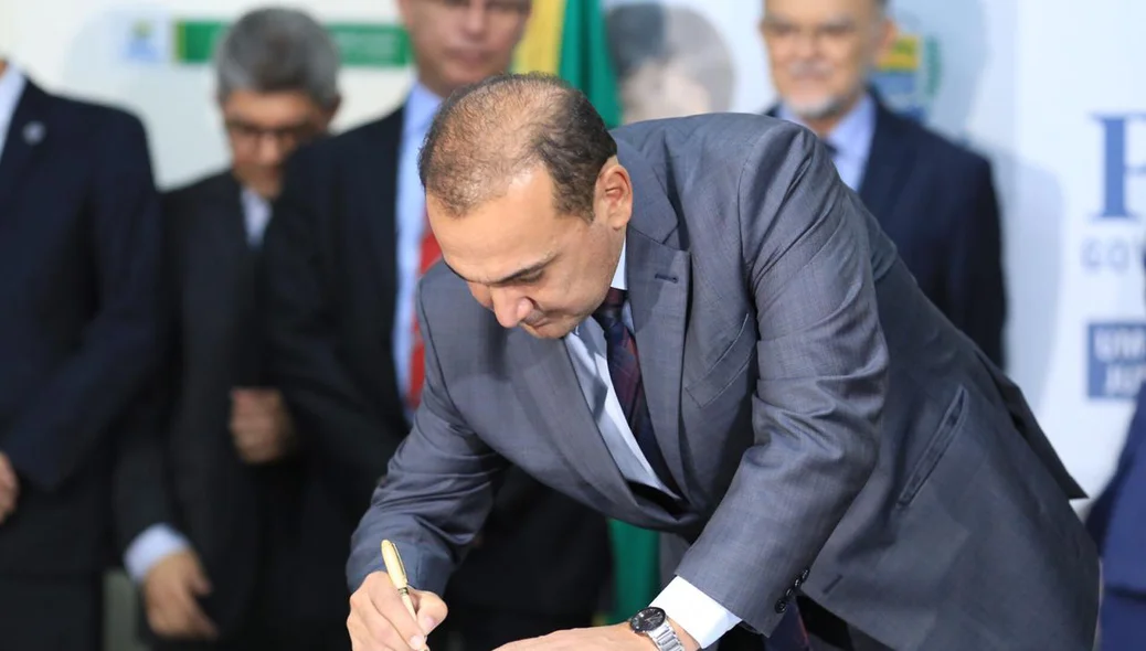 Erivan Lopes assina participação no Feirão