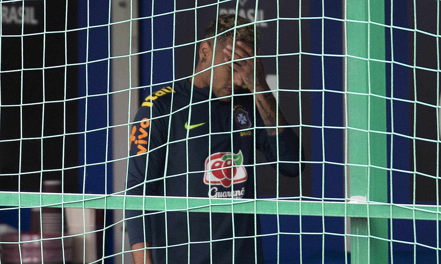Neymar deixa o treino da seleção após sentir dores no tornozelo