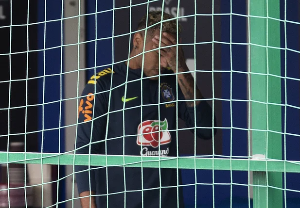 Neymar deixa o treino da seleção após sentir dores no tornozelo