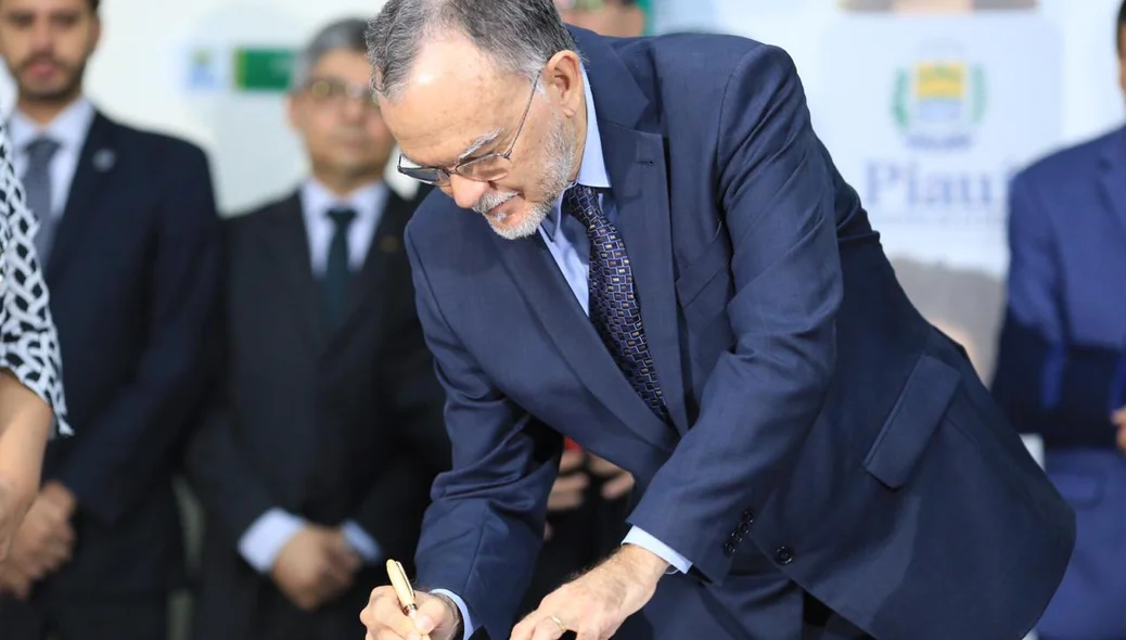 Olavo Rebelo assina termo de participação no feirão