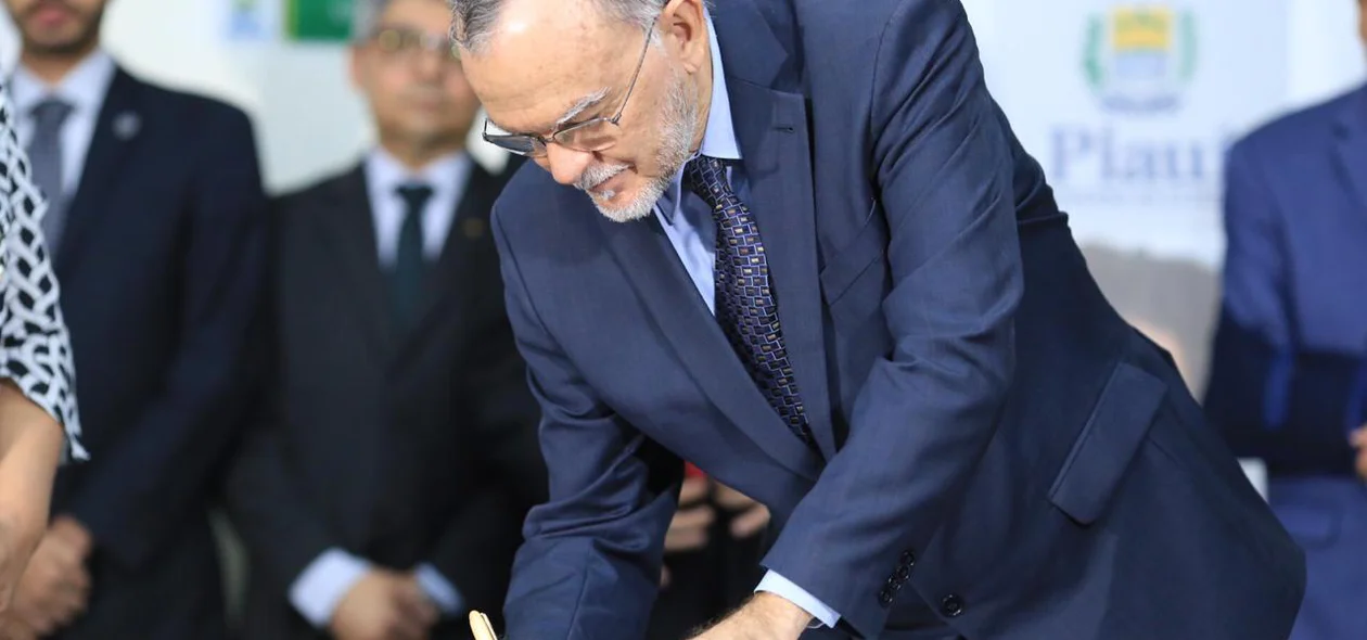 Olavo Rebelo assina termo de participação no feirão