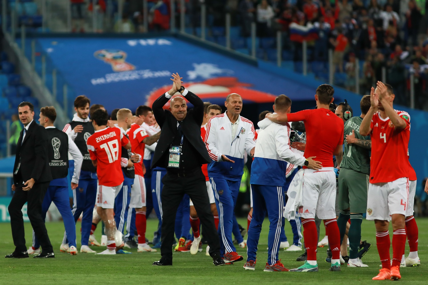 Stanislav Cherchesov aplaude a torcida ao final da partida entre Rússia e Egito