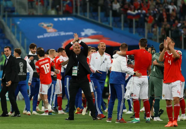 Stanislav Cherchesov aplaude a torcida ao final da partida entre Rússia e Egito