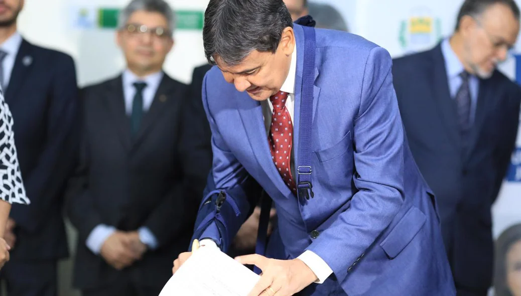 Wellington Dias assina documento sobre parceria