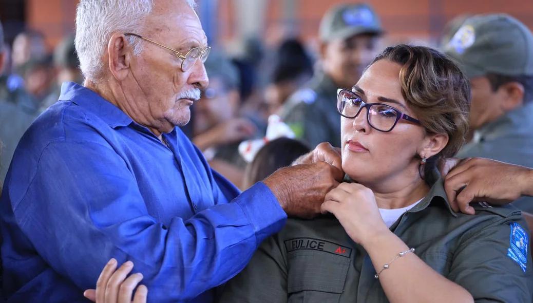 Familiares entregam graduação a cabos