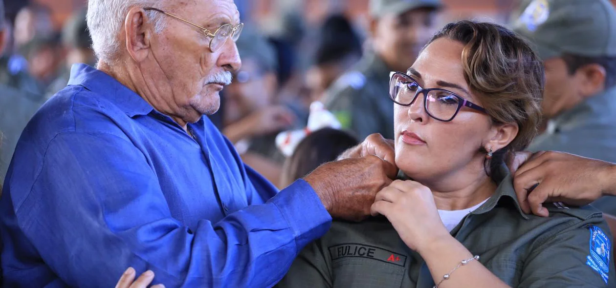 Familiares entregam graduação a cabos