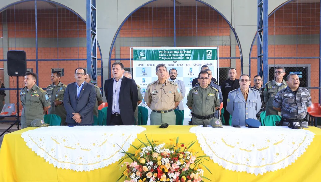 Mesa de honra com alto escalão da Polícia Militar do Piauí