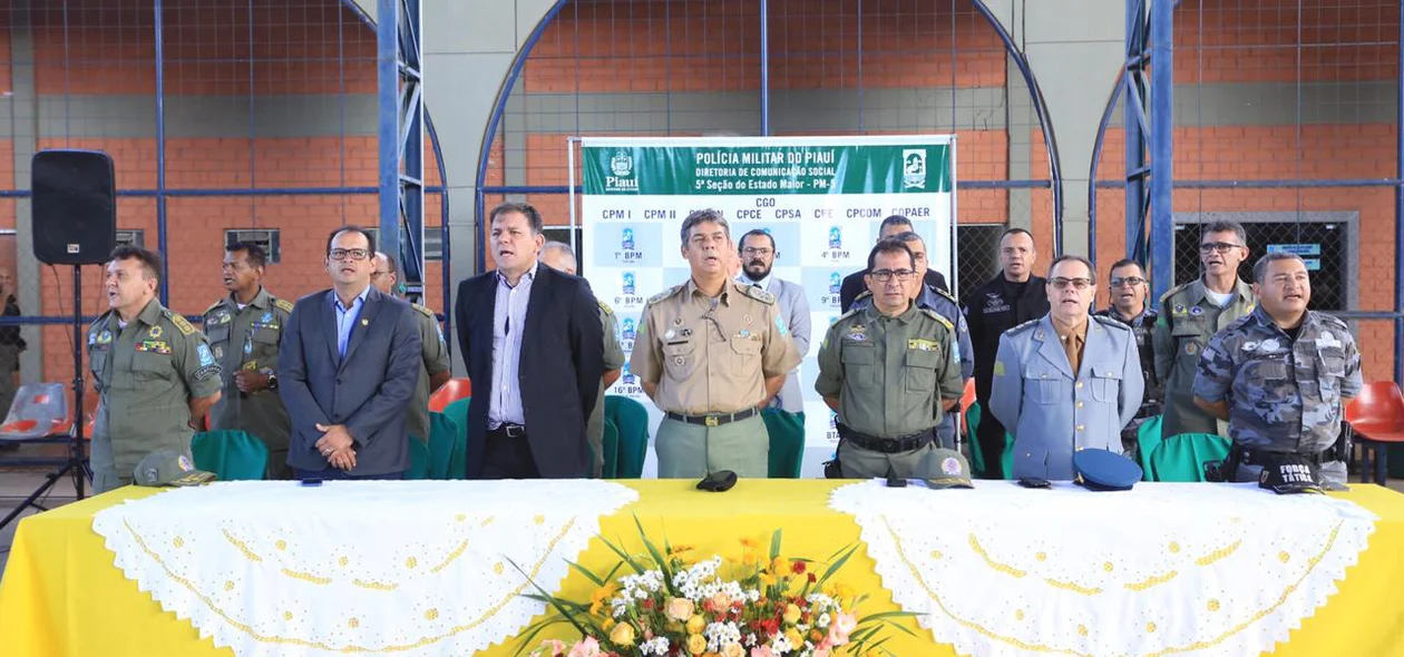Mesa de honra com alto escalão da Polícia Militar do Piauí