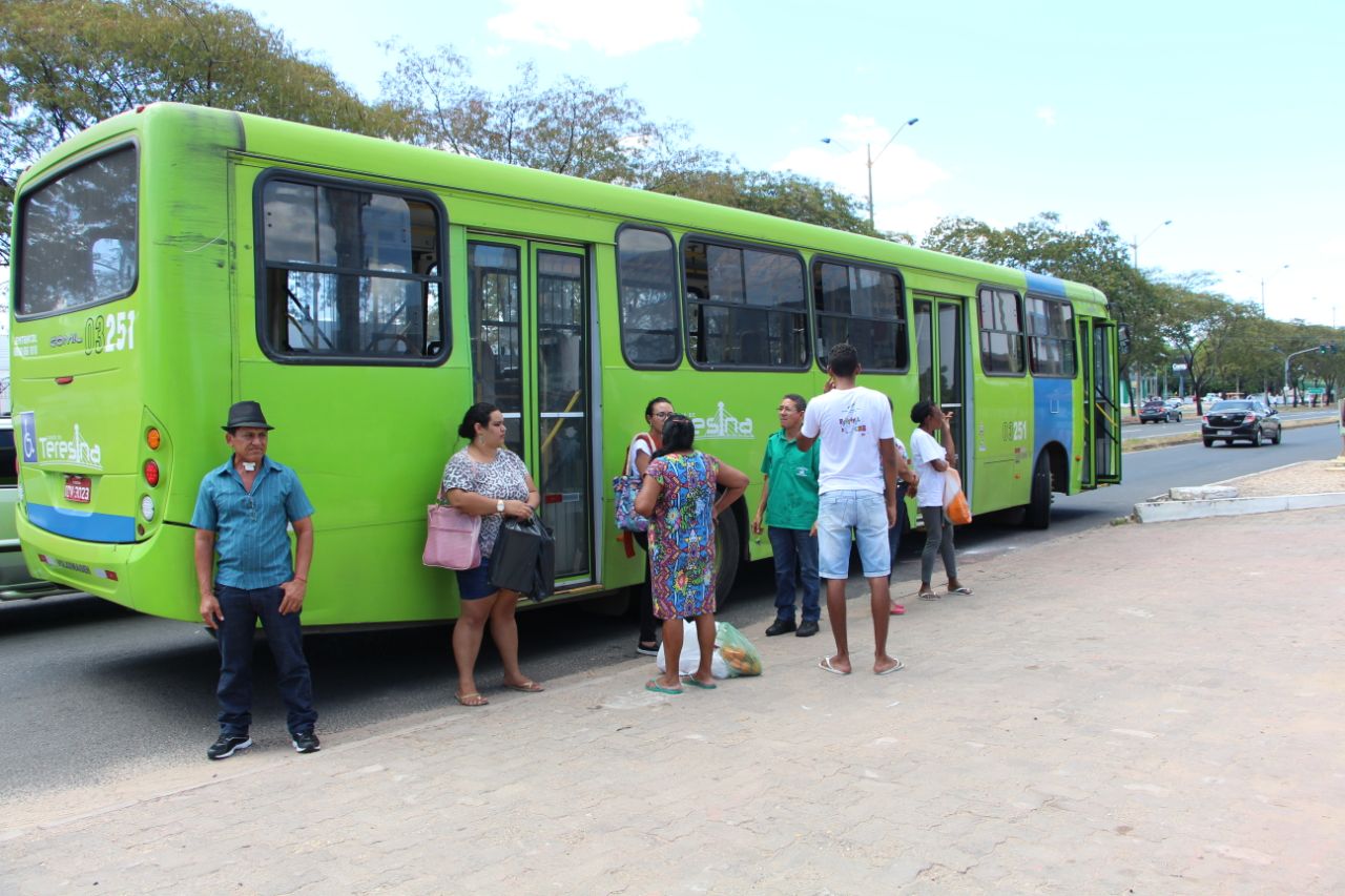 Passageiros reagem a assalto e espancam bandido em Teresina