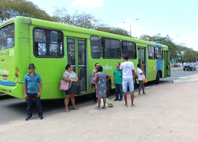 Passageiros reagem a assalto e espancam bandido em Teresina