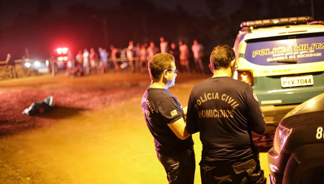 Policiais da Delegacia de Homicídios estiveram no local