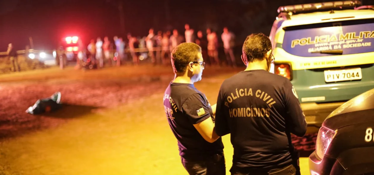 Policiais da Delegacia de Homicídios estiveram no local