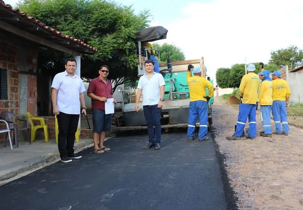 Prefeito Rubens Vieira visita obras em Cocal