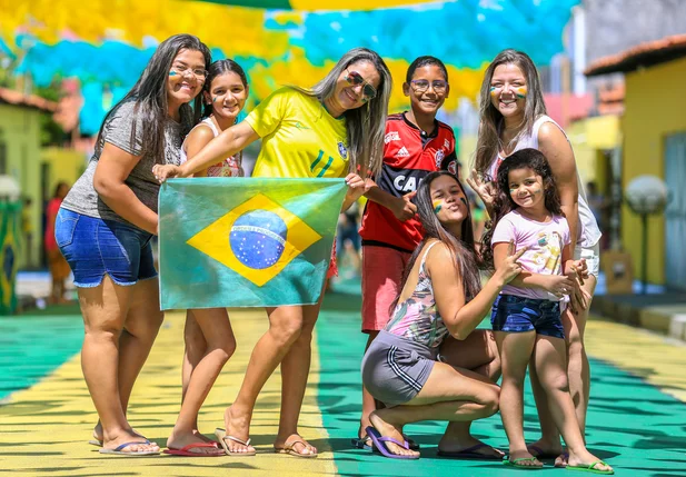 Torcedores comemoram a vitória do Brasil na 'Rua da Copa'