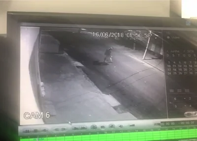 Câmeras de segurança flagram ação de arrombador