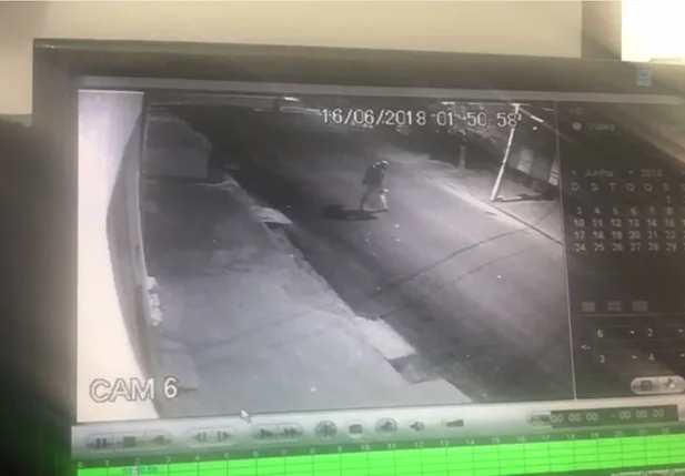 Câmeras de segurança flagram ação de arrombador