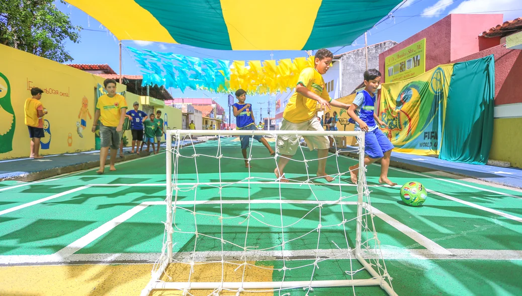 Crianças jogando bola no bairro Dirceu