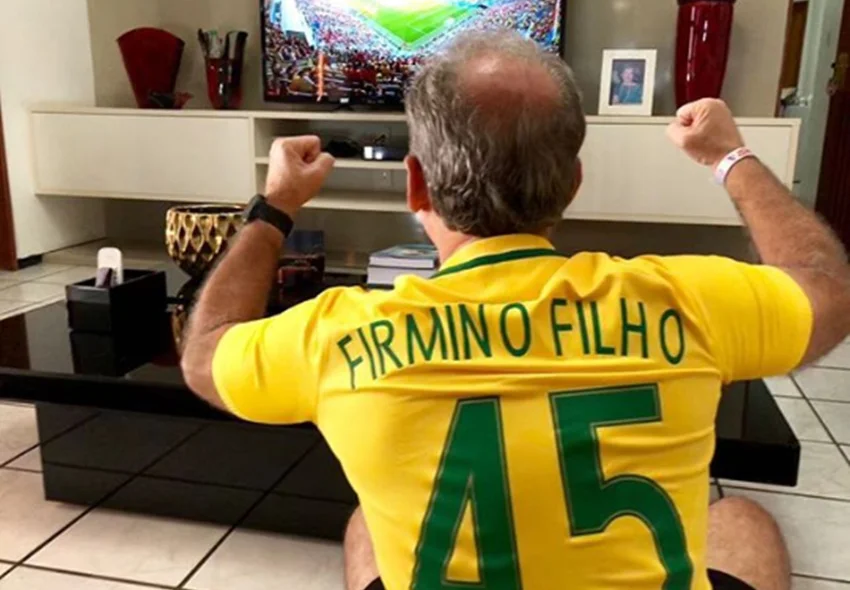 Firmino Filho comemora com uma camisa com número de seu partido
