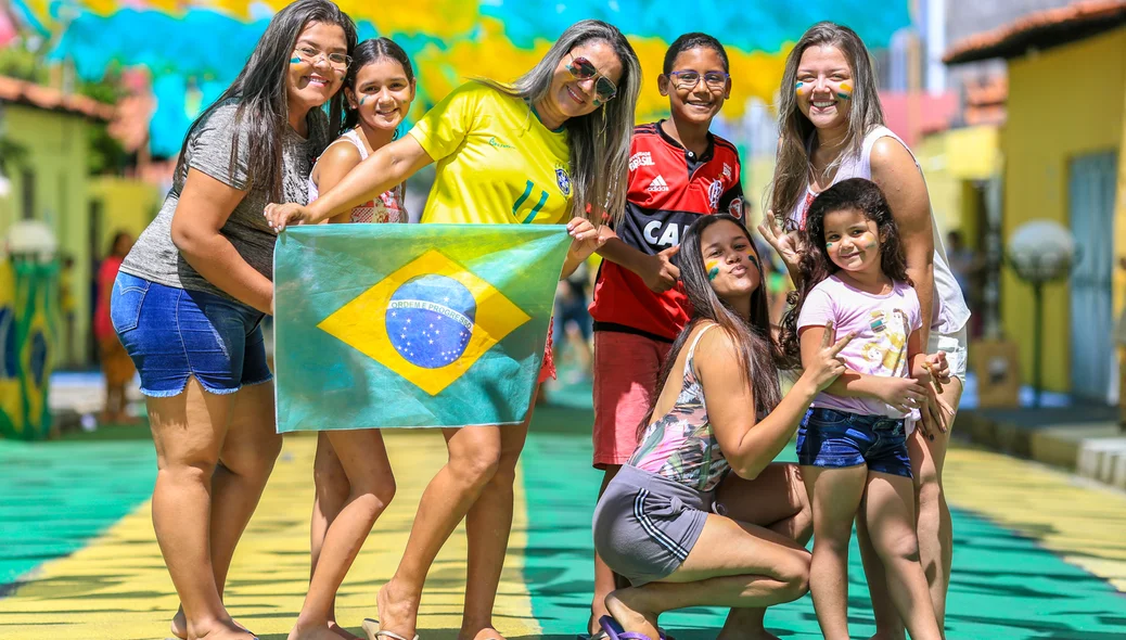Moradores torcem pela seleção Brasileira  em rua do bairro Dirceu