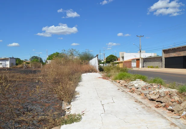 Muro está caído há três meses