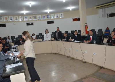 Projetos foram aprovados com treze votos a favor e dois contra