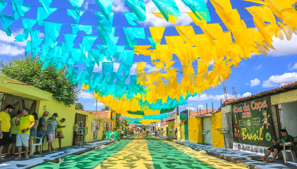 Rua enfeitada no bairro Dirceu