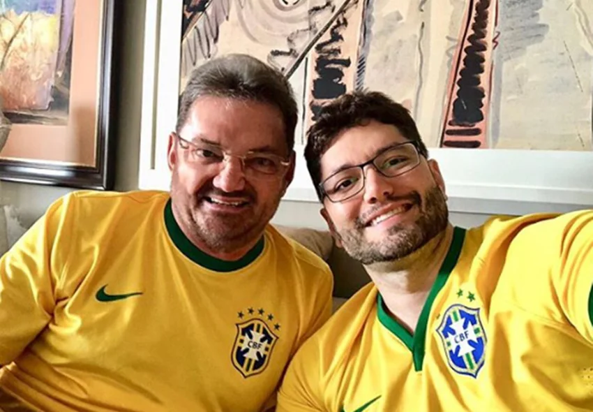 Wilson Martins e o filho torcendo pelo Brasil