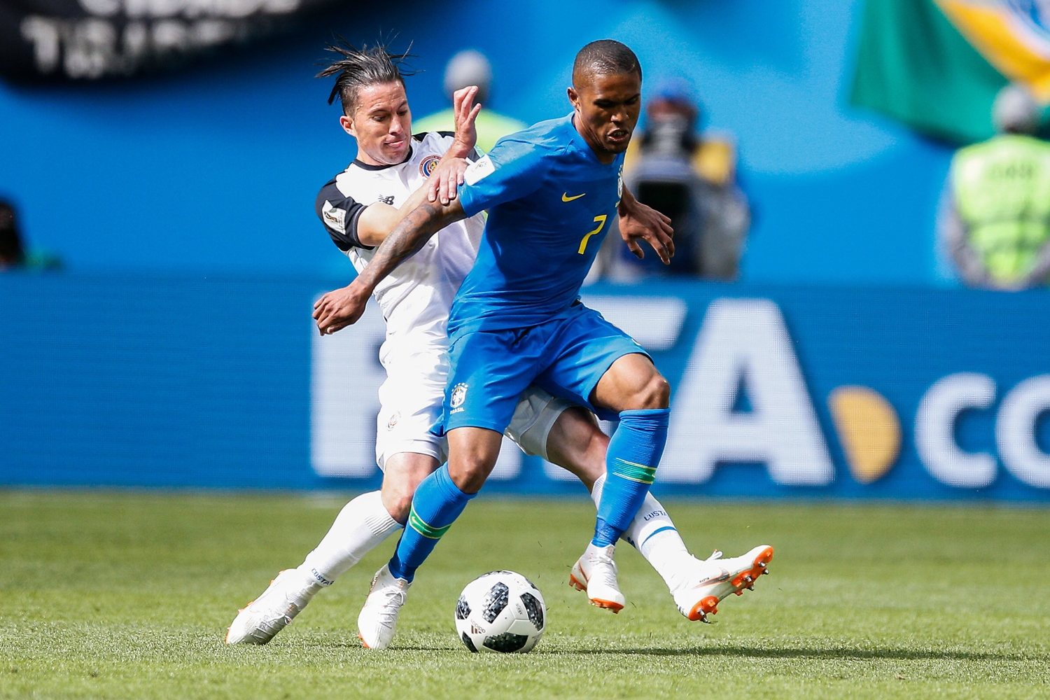 Douglas Costa disputa bola em jogo contra a Costa Rica