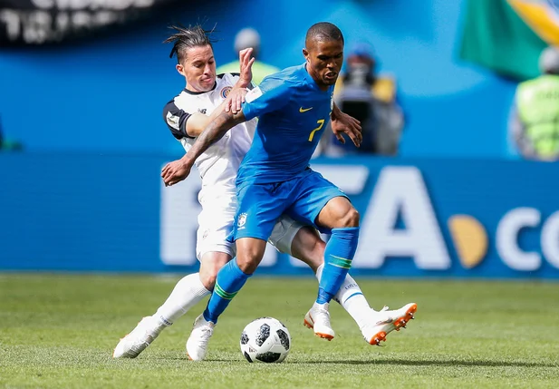 Douglas Costa disputa bola em jogo contra a Costa Rica