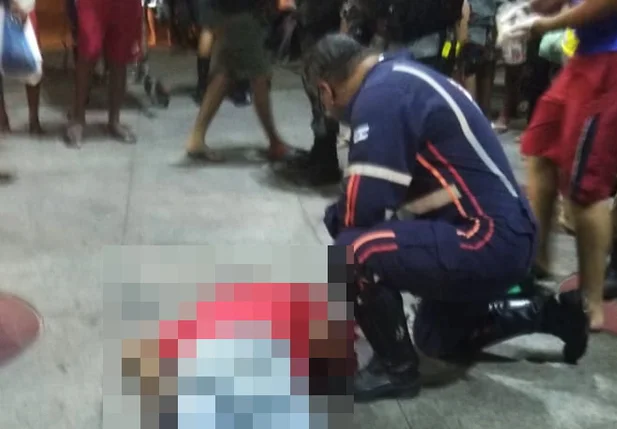 Segurança baleado, recebendo atendimento médico