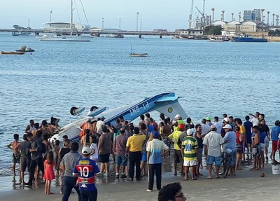 Avião cai no mar de Fortaleza