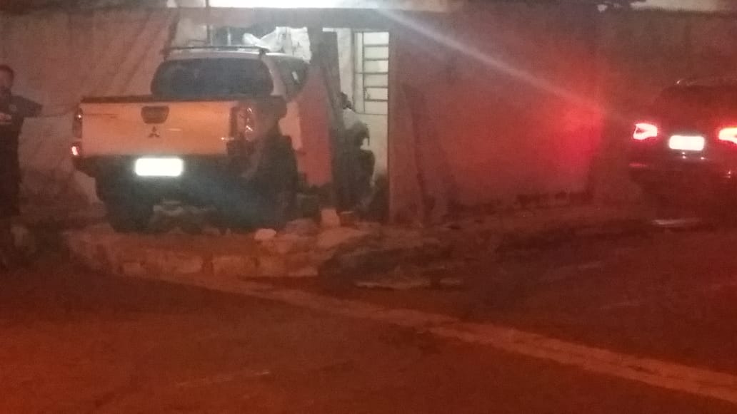 Residência fica destruída após colisão entre Audi e L200 em Teresina