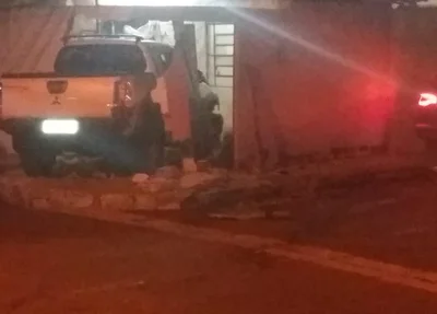 Residência fica destruída após colisão entre Audi e L200 em Teresina