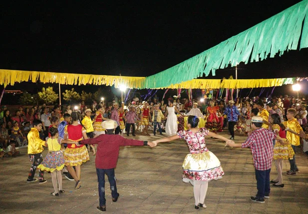 Apresentações culturais no Cocal Junino 2018