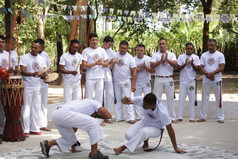 Crianças e adolescentes de Altos participam de Festival de Capoeira