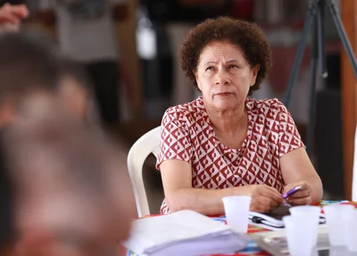 Senadora Regina Sousa em encontro com representantes da Cooperativa de Transporte Alternativo