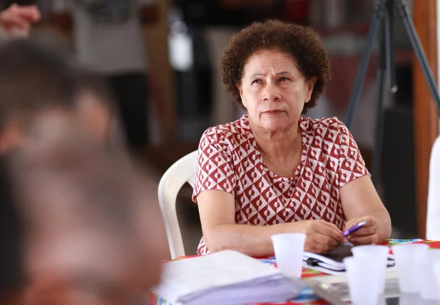 Senadora Regina Sousa em encontro com representantes da Cooperativa de Transporte Alternativo