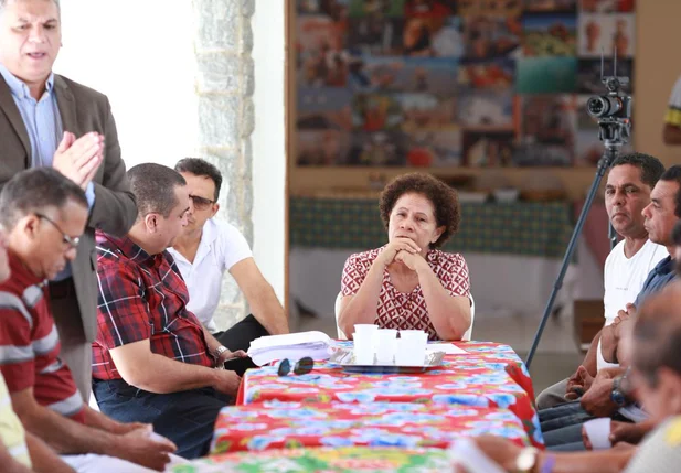 Senadora Regina Sousa se reúne com representantes da Cooperativa de Transporte Alternativo
